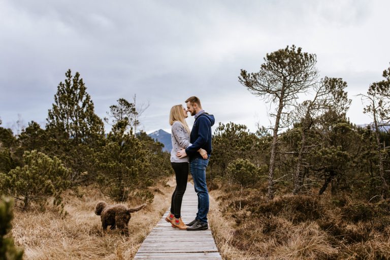 Paarfotos mit Hund - Überraschung - Fotoshooting zur Verlobung - Murnau mit Bergen im Hintergrund Fotograf