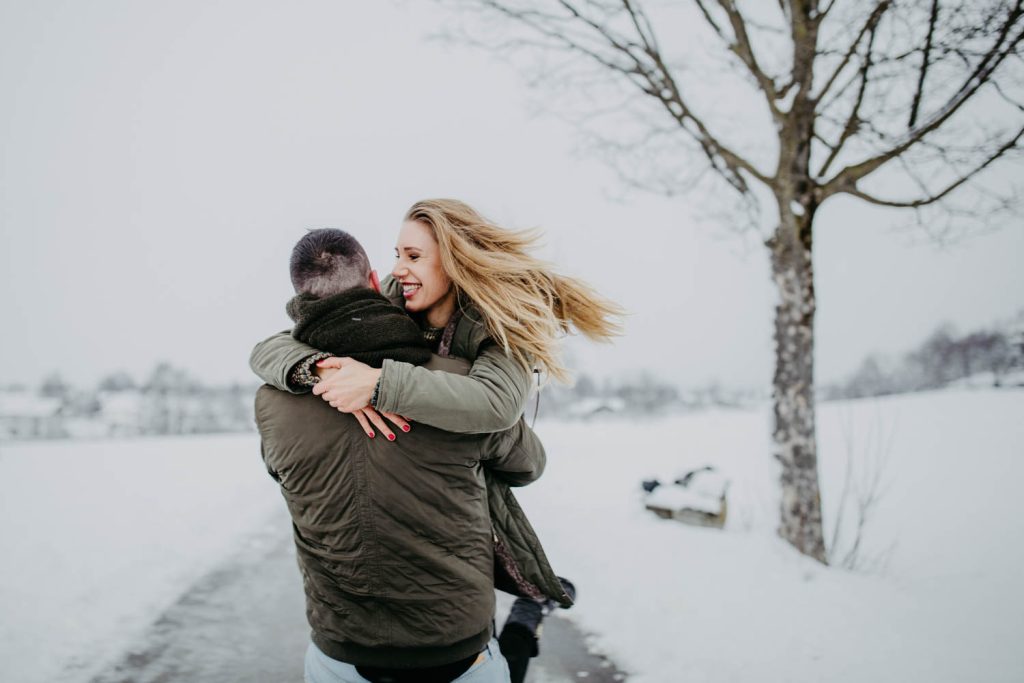 Freundin umarmt Freund beim Fotoshooting in Weilheim