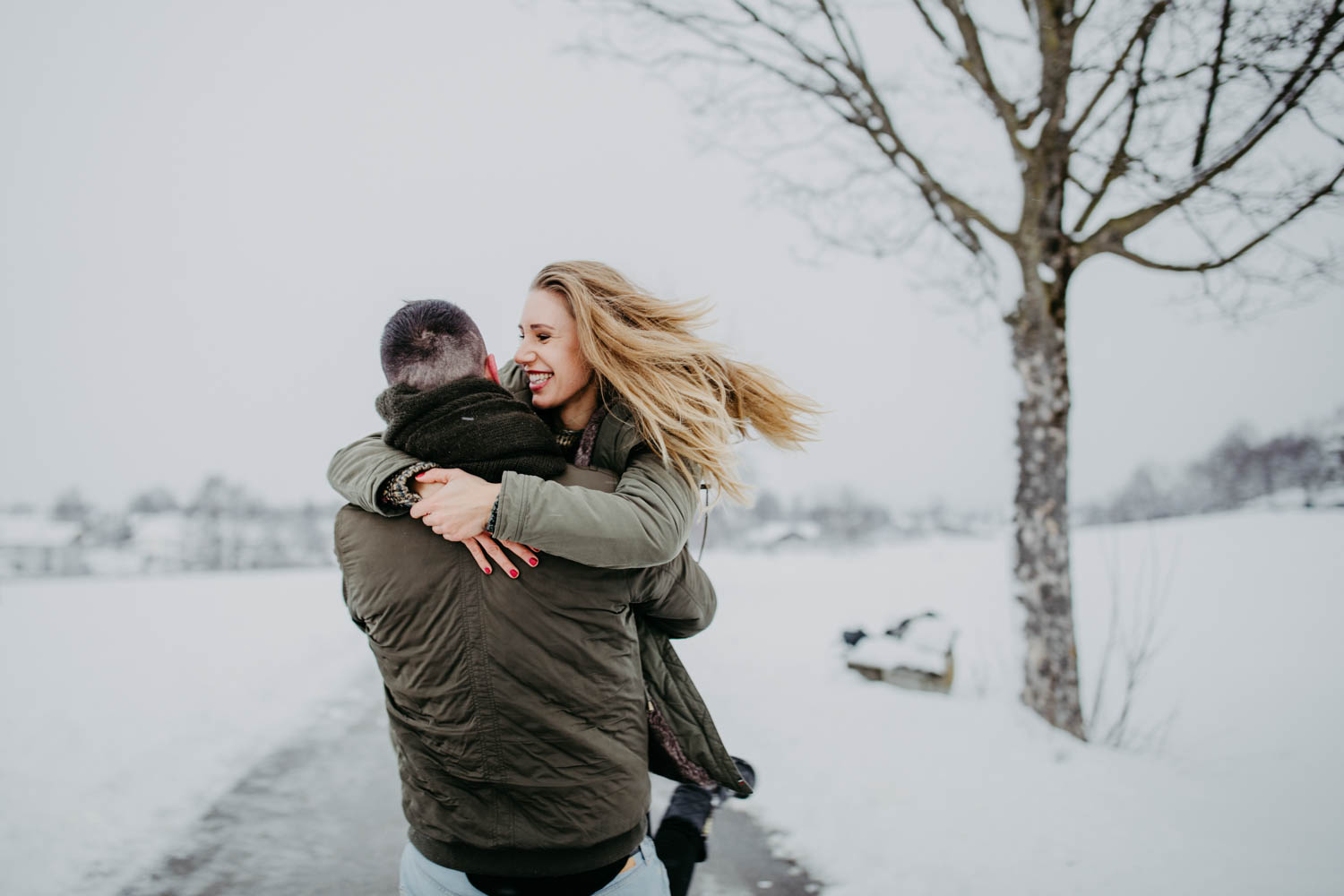 Freundin umarmt Freund beim Fotoshooting in Weilheim