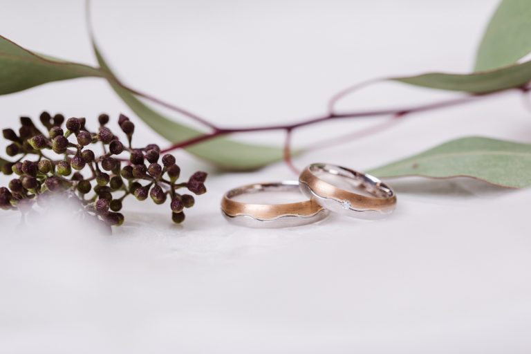 Ausgefallene Produktfotos Eheringe mit Deko