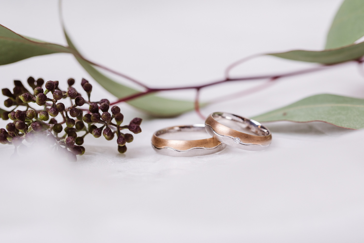 Ausgefallene Produktfotos Eheringe mit Deko