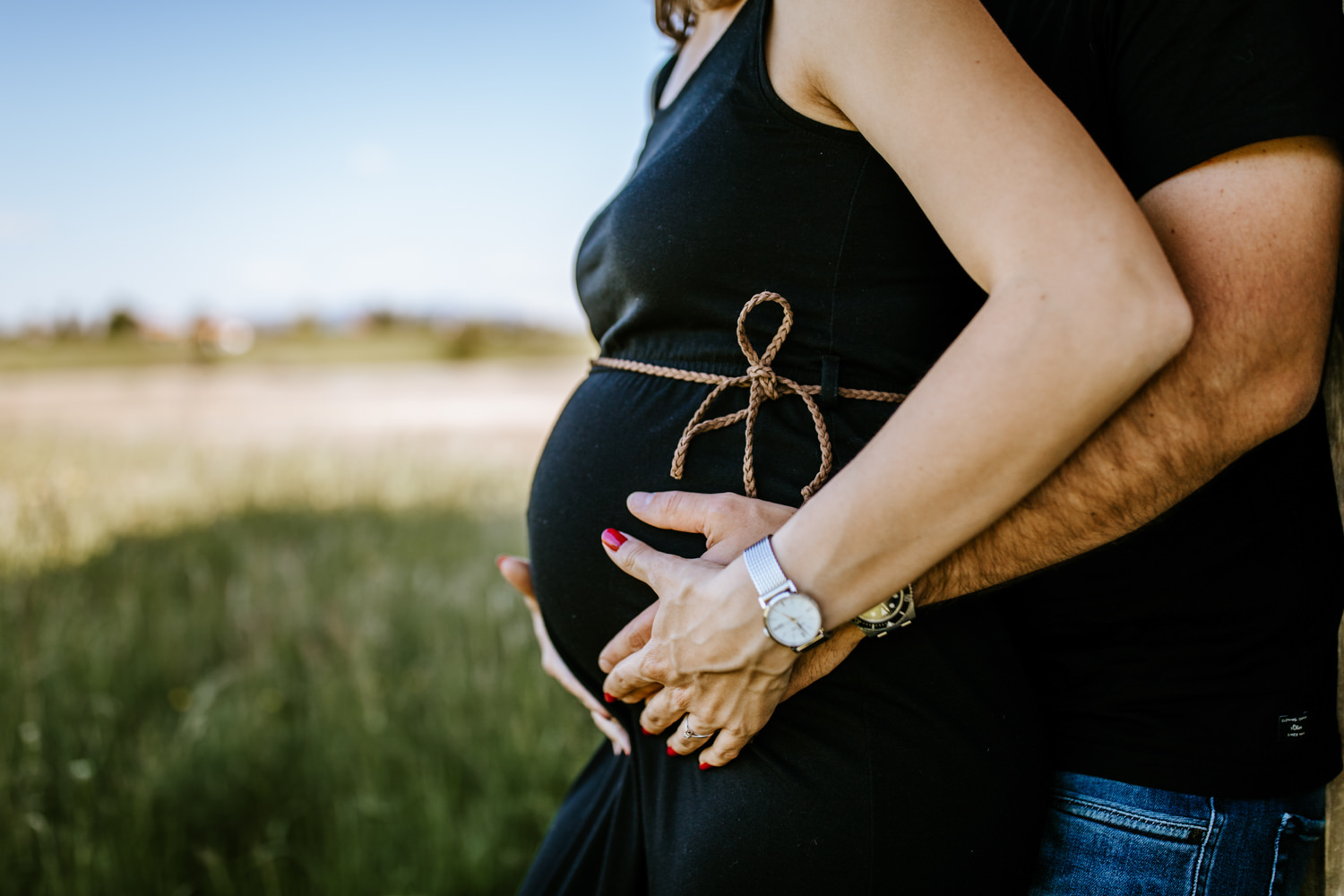 Papa hält Bauch von Frau Schwanger Babybauch Penzberg