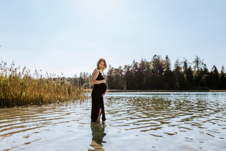 Babybauch Fotos im See Fotograf Penzberg