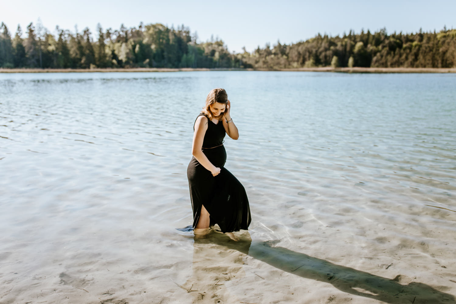 Schwanger Fotos im Kleid im See