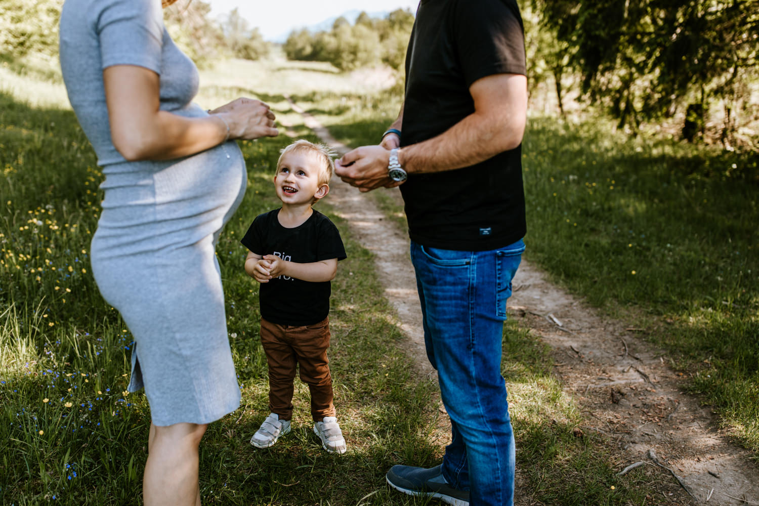 Sohn schaut Mama an beim Babybauchshooting