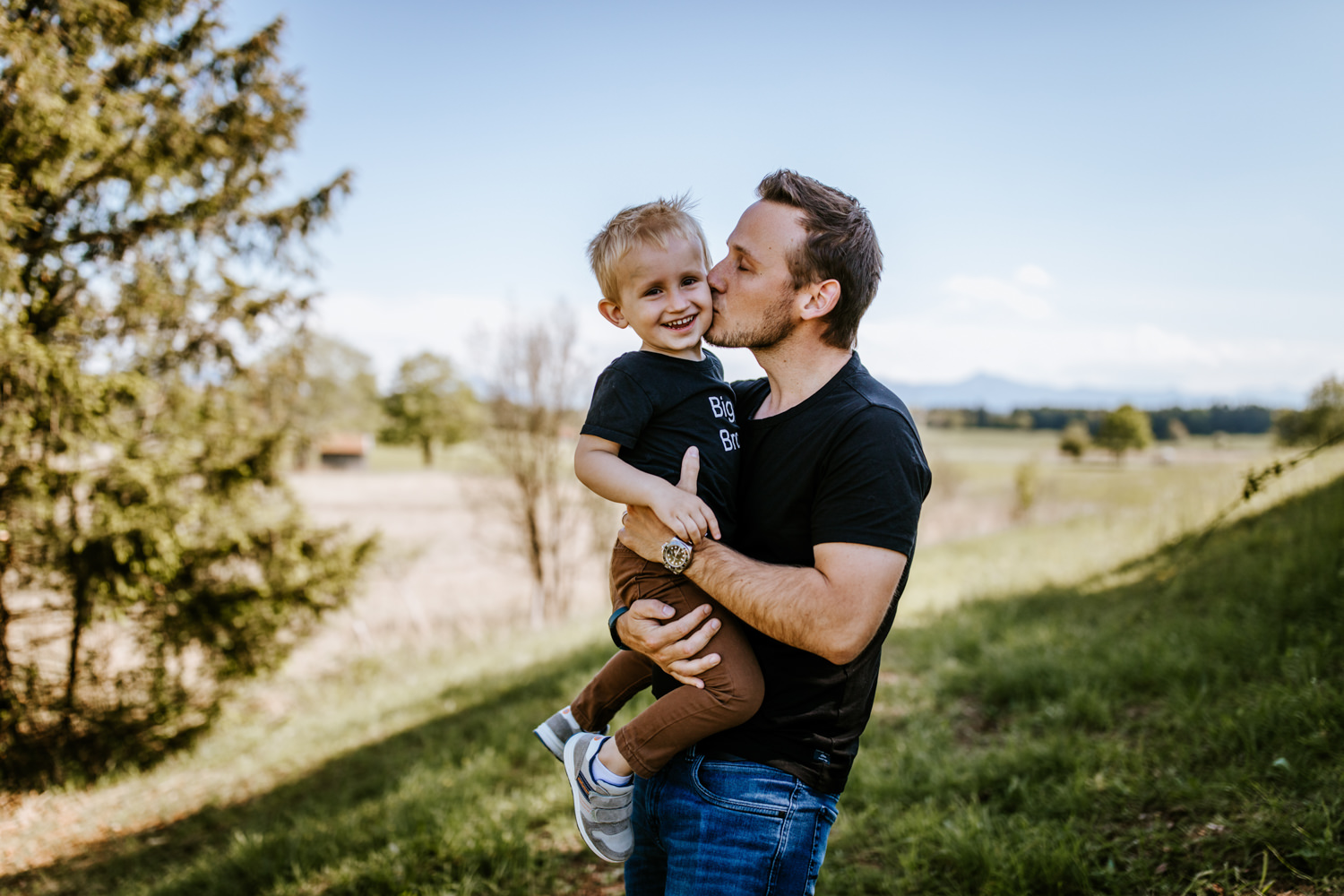 Papa und Sohn Fotoshooting in der Natur in der Nähe von Penzberg