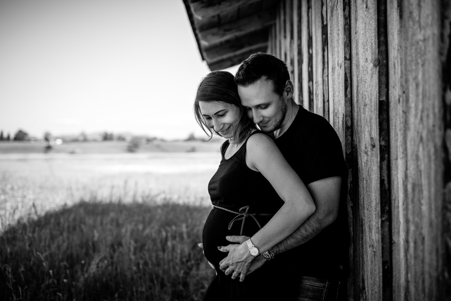 Sinnliche Babybauchfotos in schwarz weiß