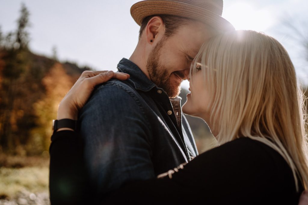 Paar Fotos - Sonnenstrahlen - Glücklich - Emotional - Authentisch - Fotograf Weilheim