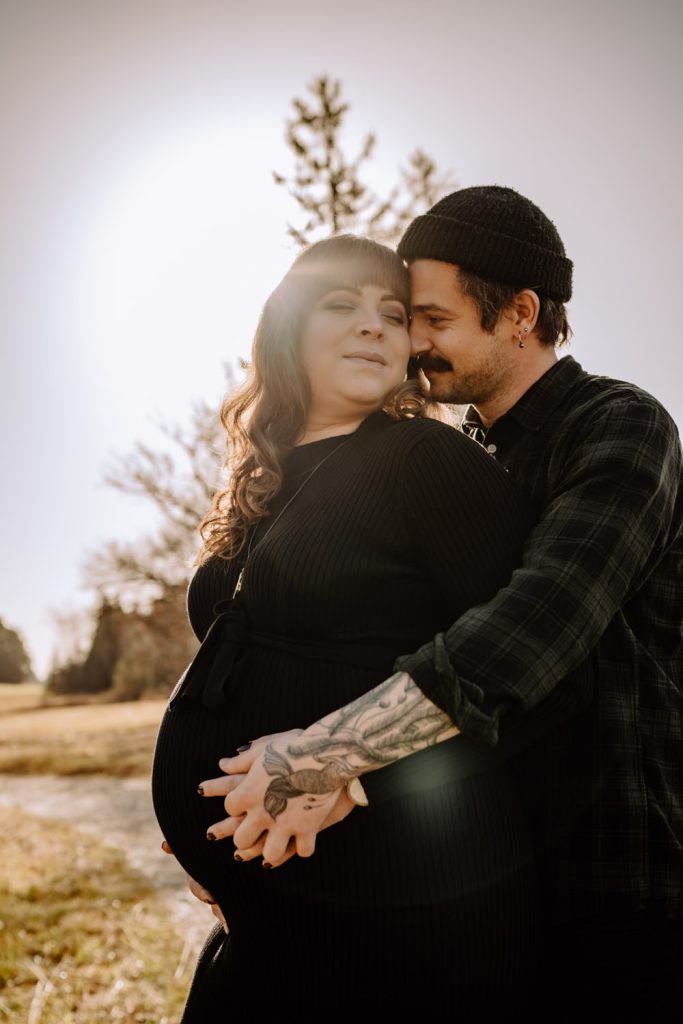 Abendsonne - Babybauchfotos Tattoos - Natur - Fotograf Weilheim