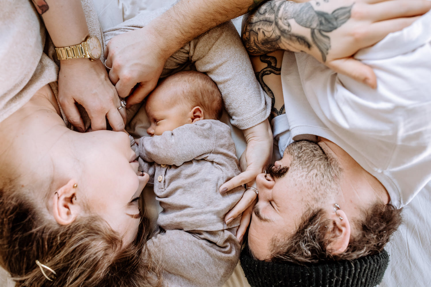 Familie beim Neugeborenenshooting Newbornfotos