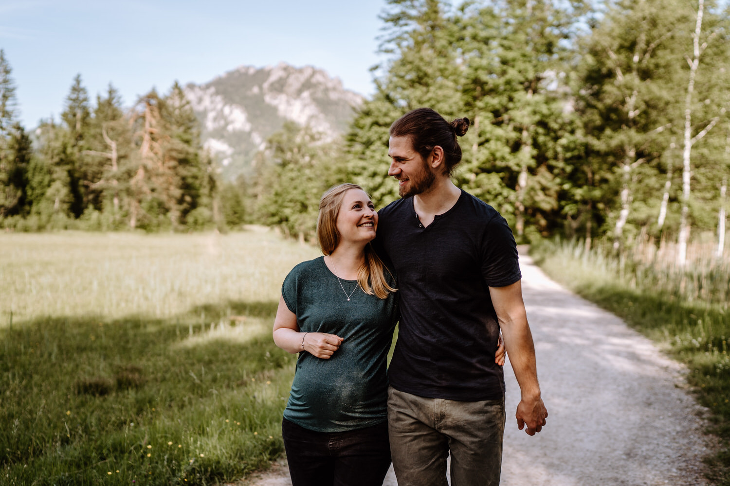 Babybauchfotos im Allgäu am Schwansee mit Bergpanorama