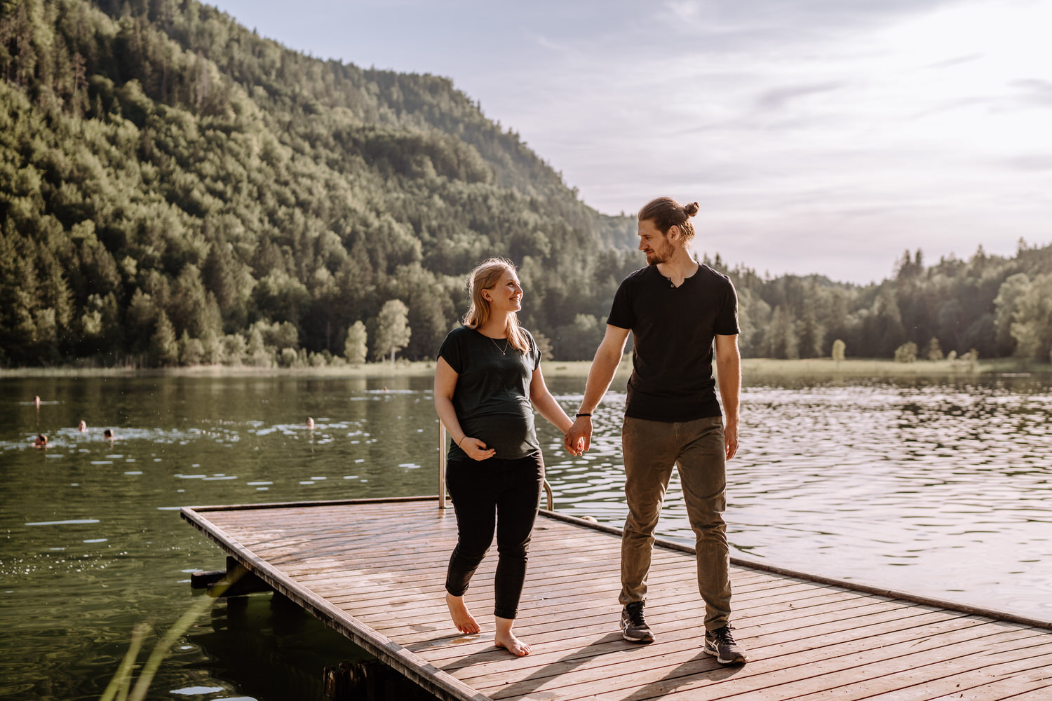 Verliebtes Pärchen auf dem Steg am Schwansee