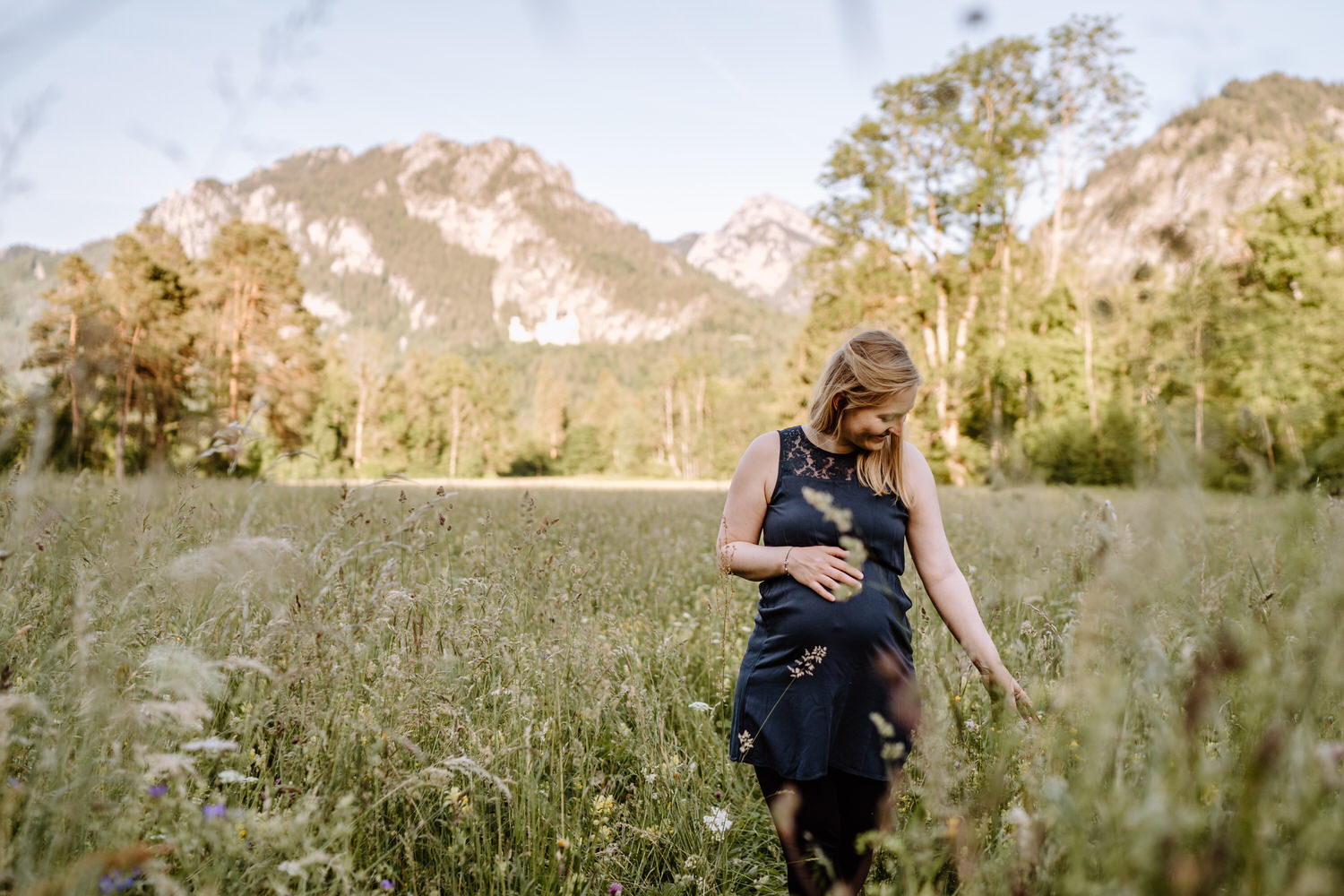 Schwangerschaftsfotos in der Natur vor wunderschöner Bergkulisse