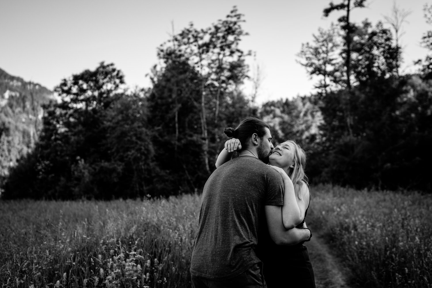 Verliebte und natürliche Babybauchfotos mit einem Pärchen in schwarz weiß