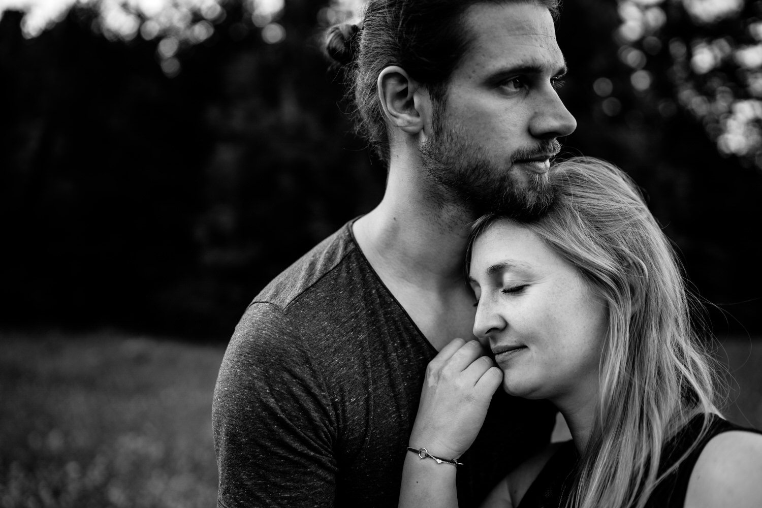 Verliebtes Couple - Verträumter Blick - Sie liegt in seinen Armen