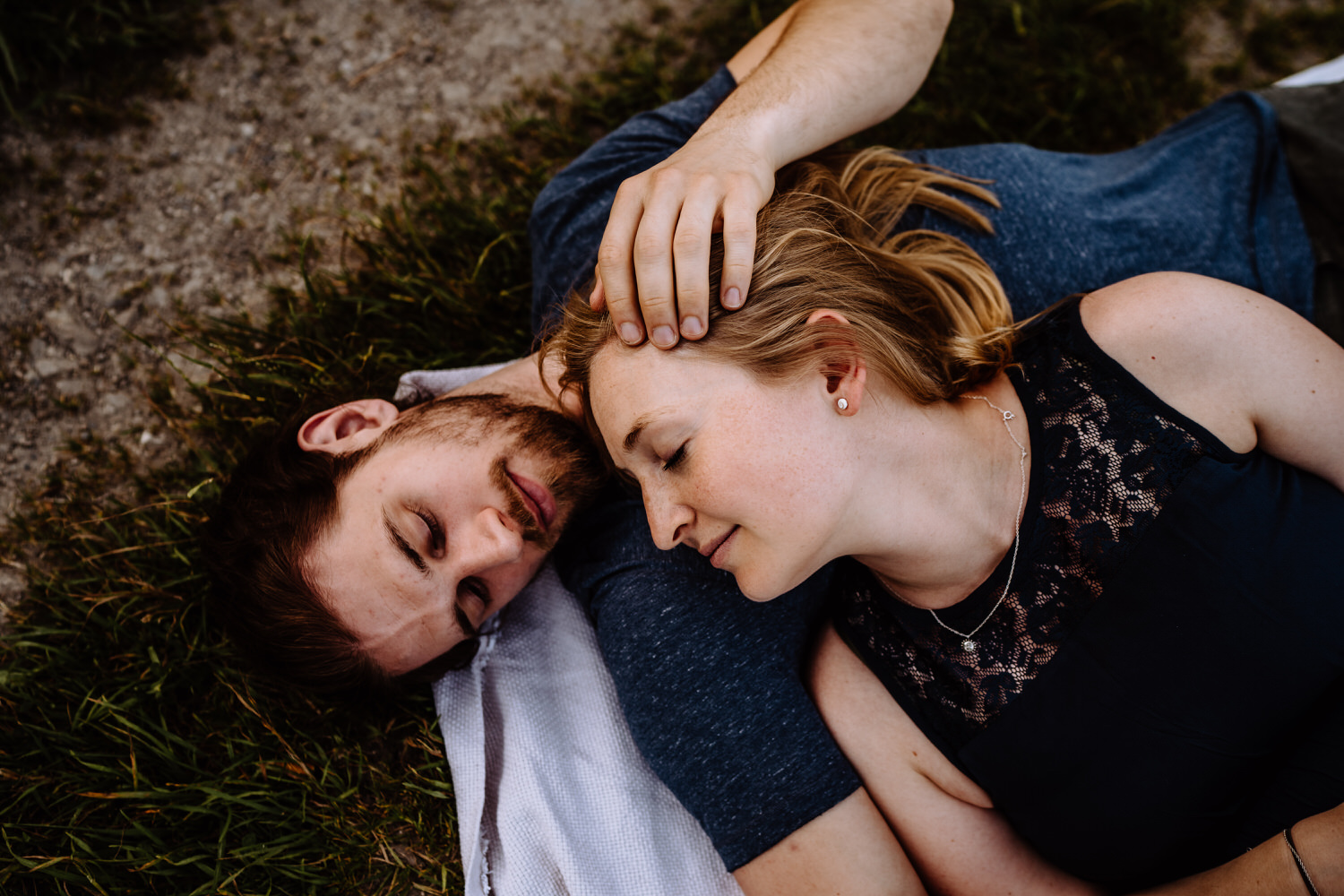 Wilde und natürliche Paarfotos im Allgäu inmitten der Natur