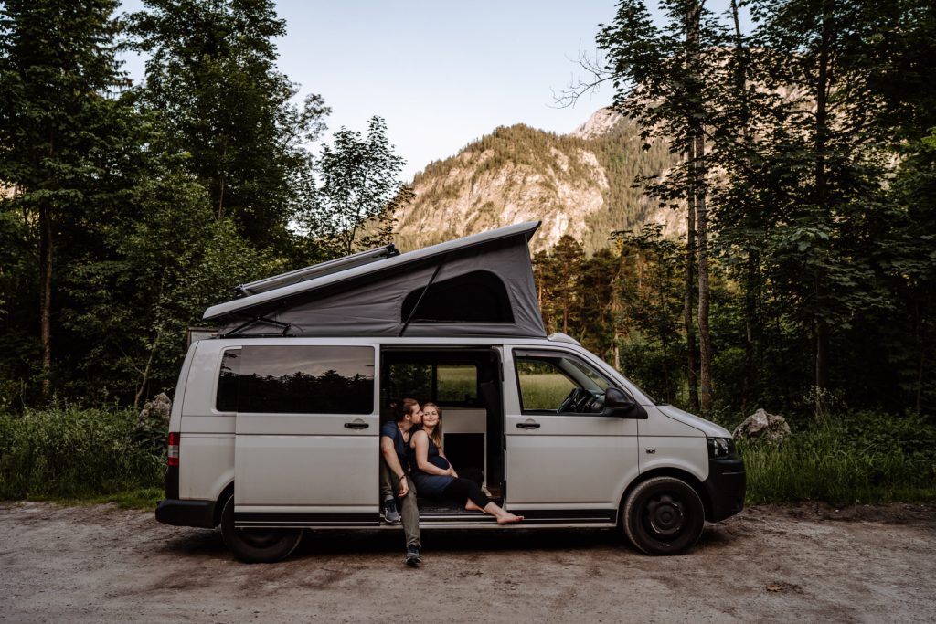 Babybauchfotos mit Camper in den Bergen