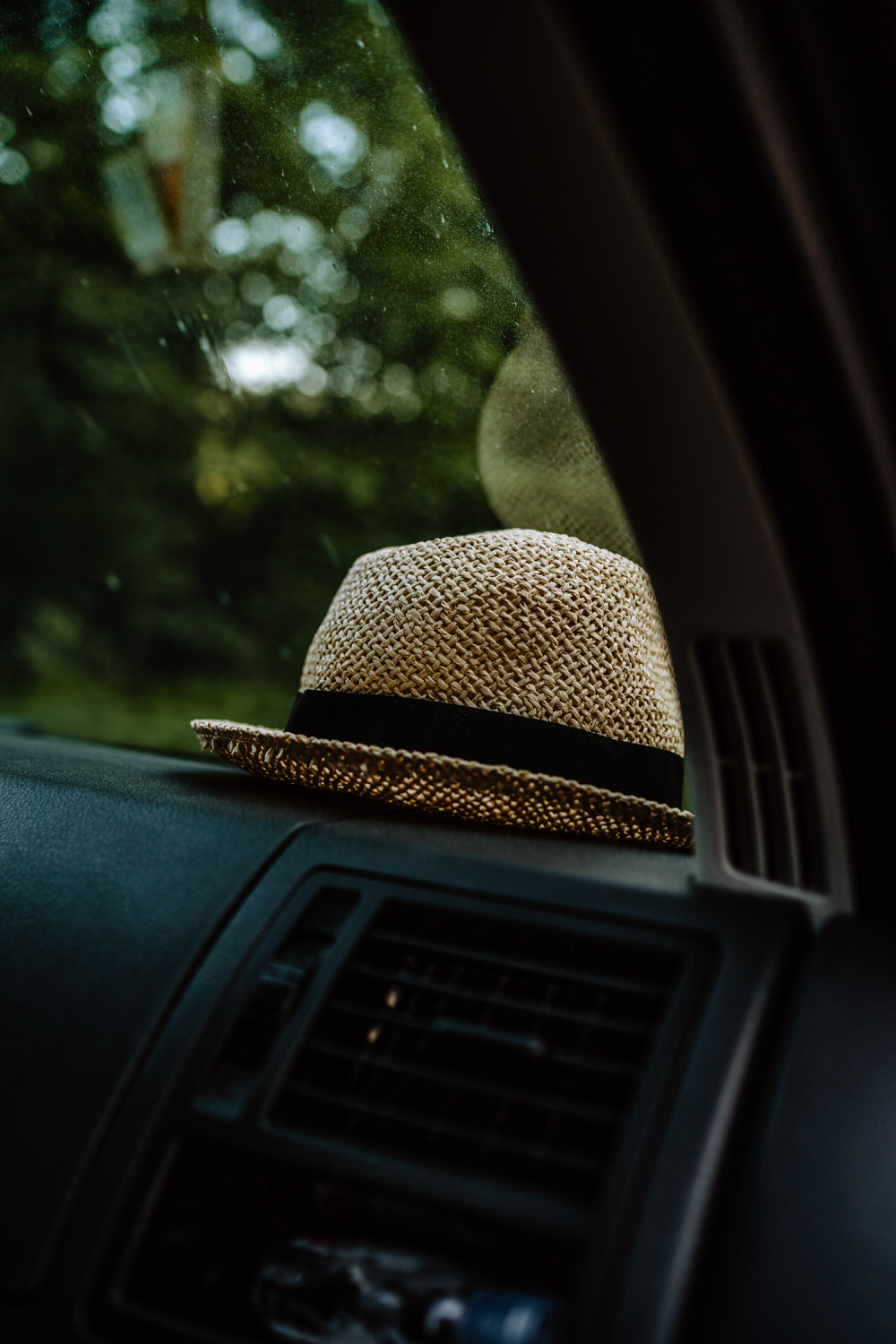 Hut auf dem Armaturenbrett vom VW Camper