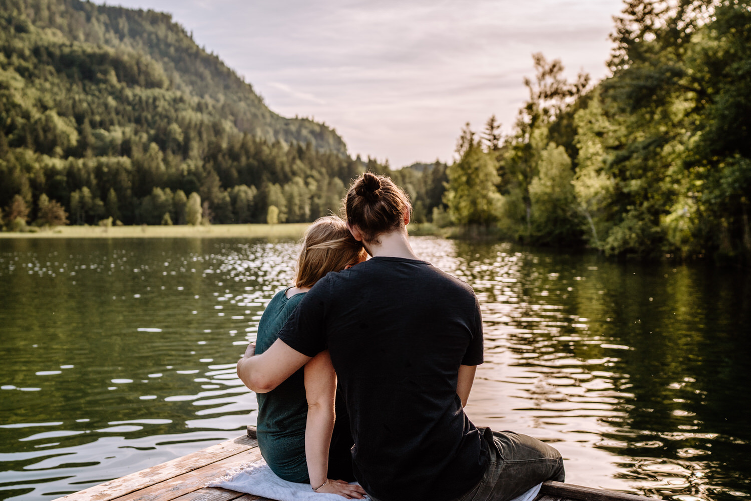 Arm in Arm auf dem Steg am Schwansee