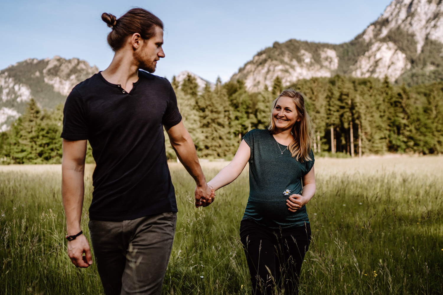 Coupleshooting in der Natur mit Babybauch im Allgäu