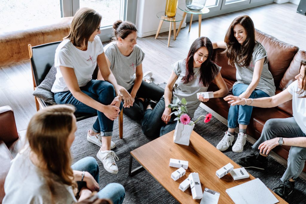 Team sitzt bei einem Meeting - Imagekampagne - Businessfotos München