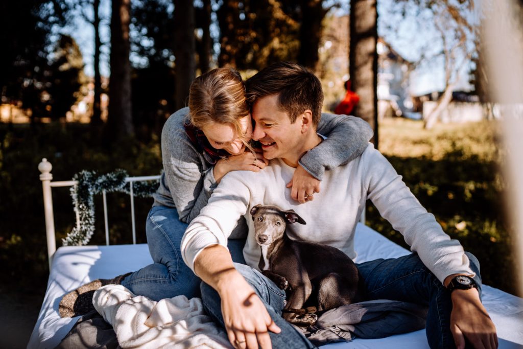 Hundeeltern mit ihrem Hund beim Fotoshooting