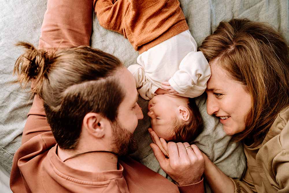 Authentische Babyfotos bei euch zu Hause in Weilheim, Starnberg, am Starnberger See oder in Penzberg: Ich komme für ungestellte Babyfotos gern zu euch nach Haus. Und wenn ihr lieber zu mir in mein Fotostudio kommen möchtet, freue ich mich, euch in Weilheim begrüßen zu dürfen.
