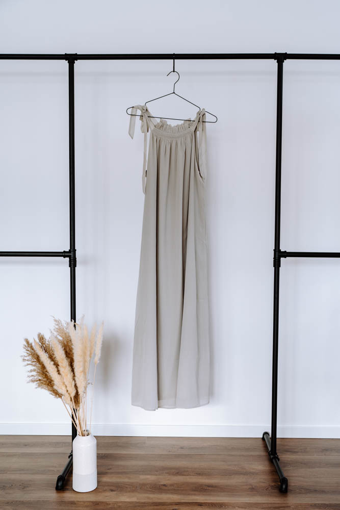 Graues, lockeres Kleid als Leihgarderobe für meine Fotoshootings in meinem Fotostudio