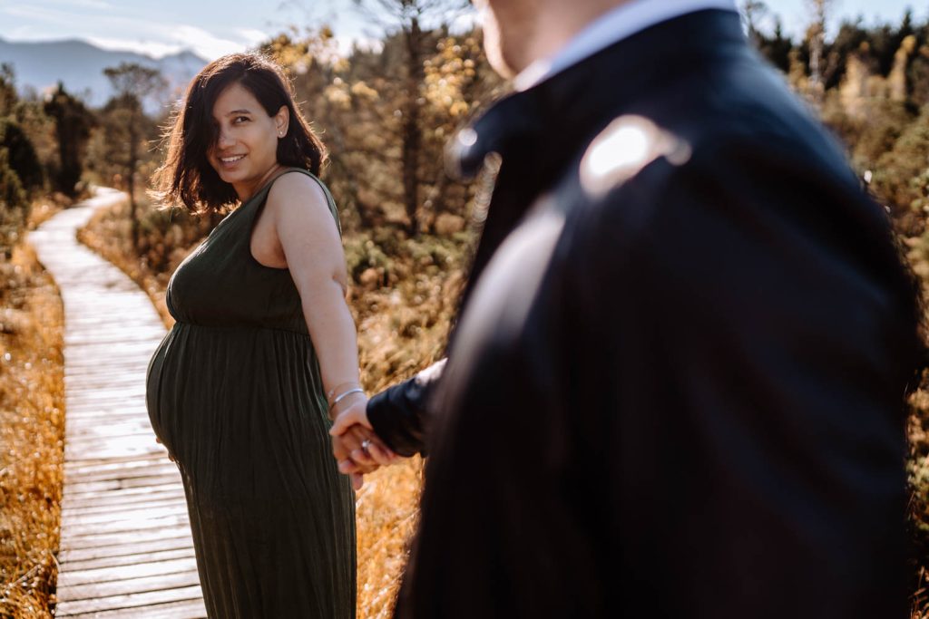 Babybauchfotos im Murnauer Moos auf dem Bohlenweg | Wunderschöne und einzigartige Babybauchfotos in Murnau, am Starnberger See oder auch in Weilheim - Egal wo: Ihr steht mit eurem Babybauch im Mittelpunkt.