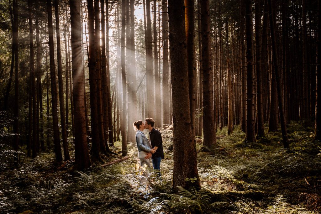Mystische Babybauchfotos im Wald mit Abendsonne bei Weilheim | Ihr möchtet wunderschöne Babybauch Fotos in Weilheim, am Starnberger See, in Starnberg, Murnau oder Penzberg? Ich komme gerne zu euch und zusammen machen wir unwiederbringliche Babybauchfotos in der Natur.