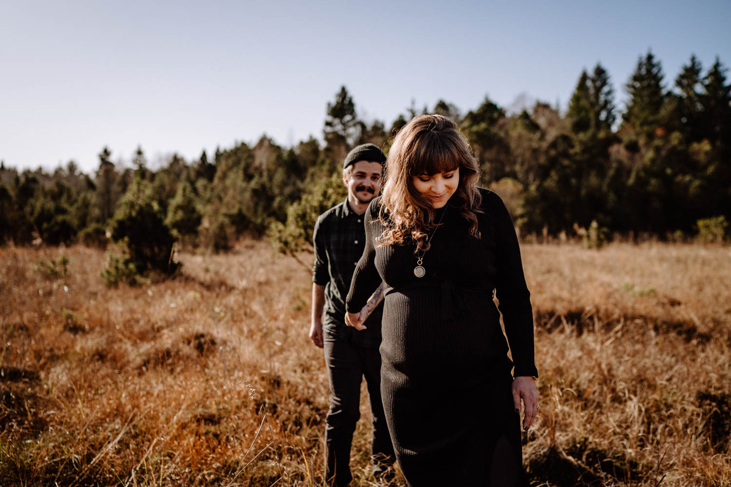 Herbstliche Babybauchfotos in einem Feld in der Nähe von Murnau