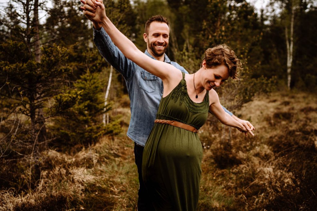 Paar macht emotionale Babybauchfotos in der Natur bei Garmisch | Ihr wünscht euch einzigartige Babybauchfotos in Garmisch Partenkirchen? Dann meldet euch doch ganz einfach bei mir: Als Babybauch Fotograf komme gerne zu euch in die Berge oder den malerischen Eibsee im Alpenpanorama.