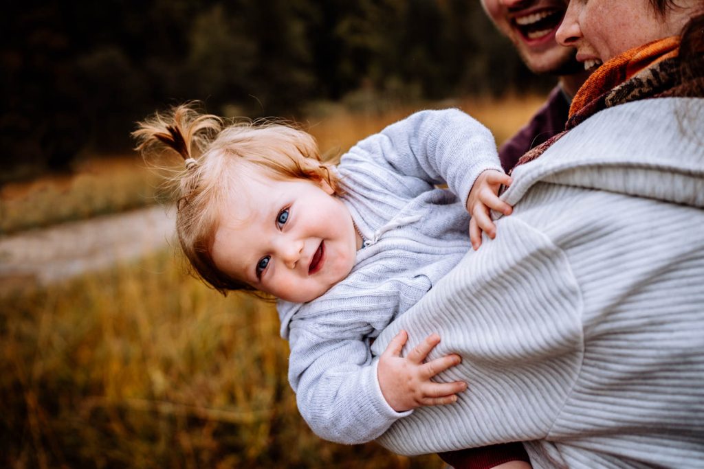 Ungezwungene Familienfotos mit kleinen Kindern in Weilheim