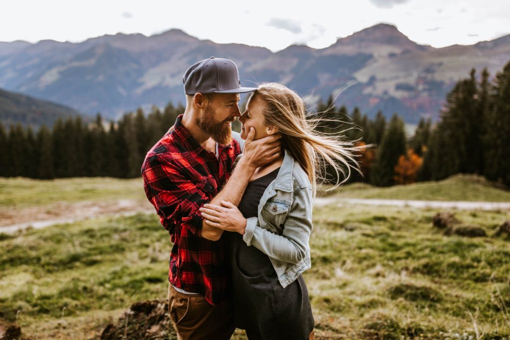 Paarfotos im Sommer in den Alpen