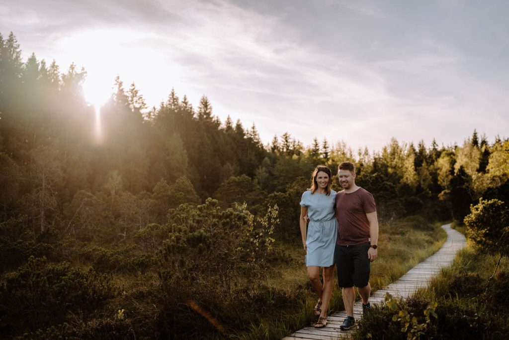 Emotionale Paarfotos bei wunderschöner Abendsonne in der Nähe vom Starnberger See