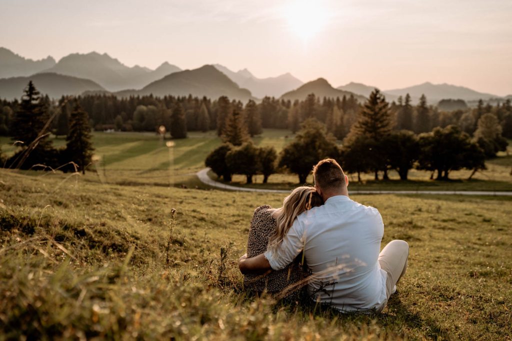 Traumhafte Paarfotos im Allgäu am Schloß Neuschwanstein bei Sonnenuntergang