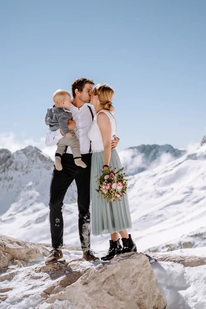 Einmalige Fotos nach der Hochzeit in den Garmischer Alpen bei Schnee / Hochzeitsfotos Zugspitze
