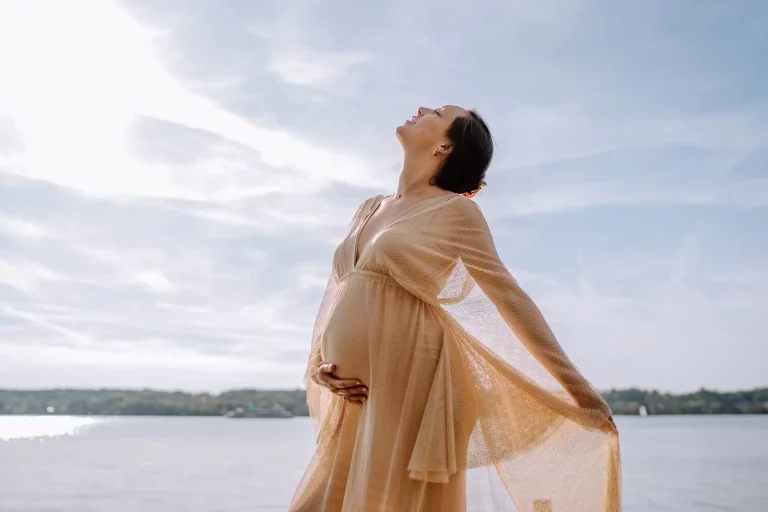 Mama mit Babybauch und Leihkleid am See in Tutzing