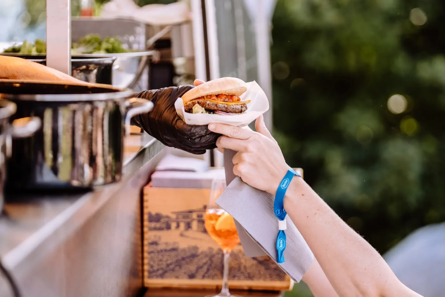 Leckere Burger beim Firmenevent von Roche auf Gut Staltach