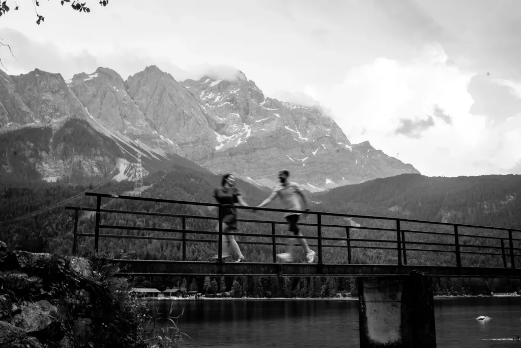 Pärchen auf der Brücke am Eibsee - Paarfotos am Eibsee - Fotoshooting am Eibsee