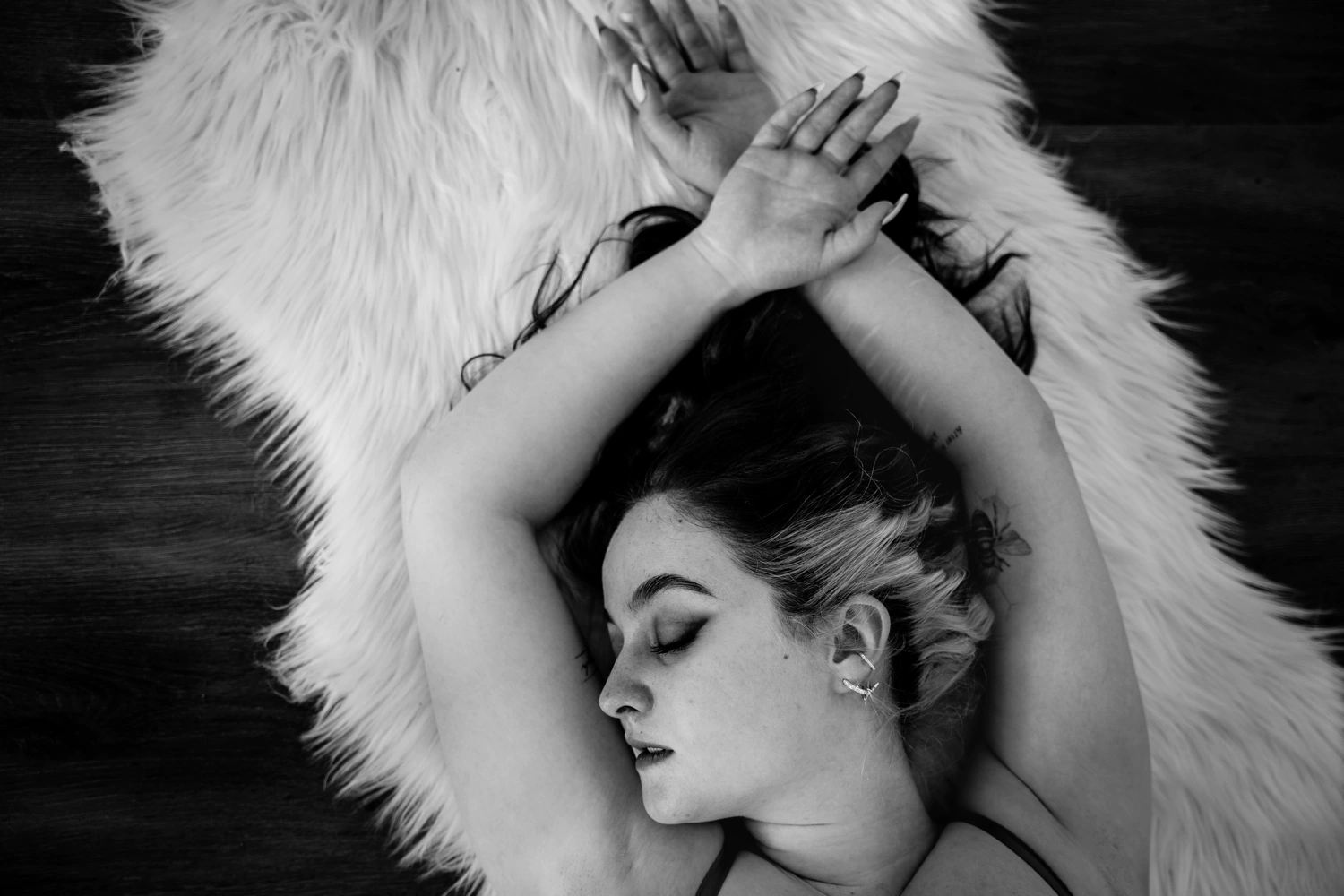 Boudoir Fotos auf einem Fell in schwarz weiß in meinem Fotostudio in Weilheim