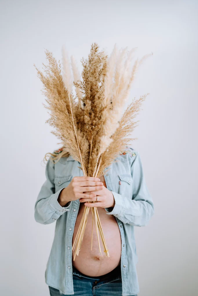 Individuelle Babybauchfotos im cleanen Stil - Fotostudio in Weilheim