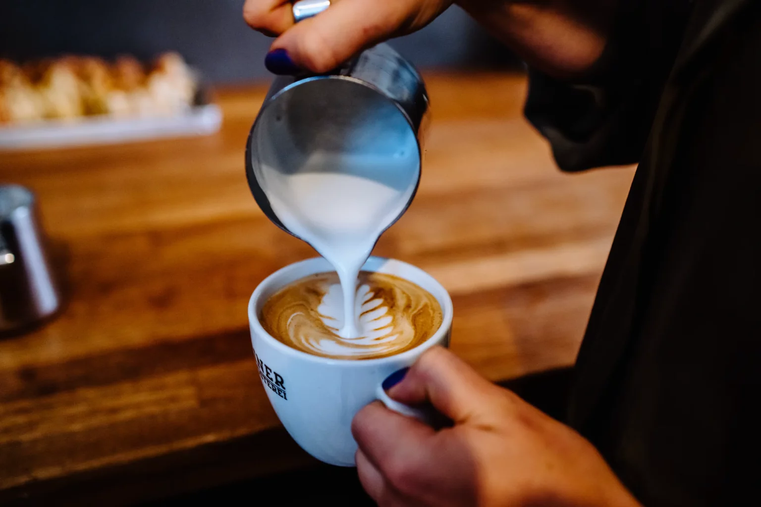 Detailfotos beim Kaffeemachen bei den Behind the Scenes Fotos der Fotoreportage der Businessfotos