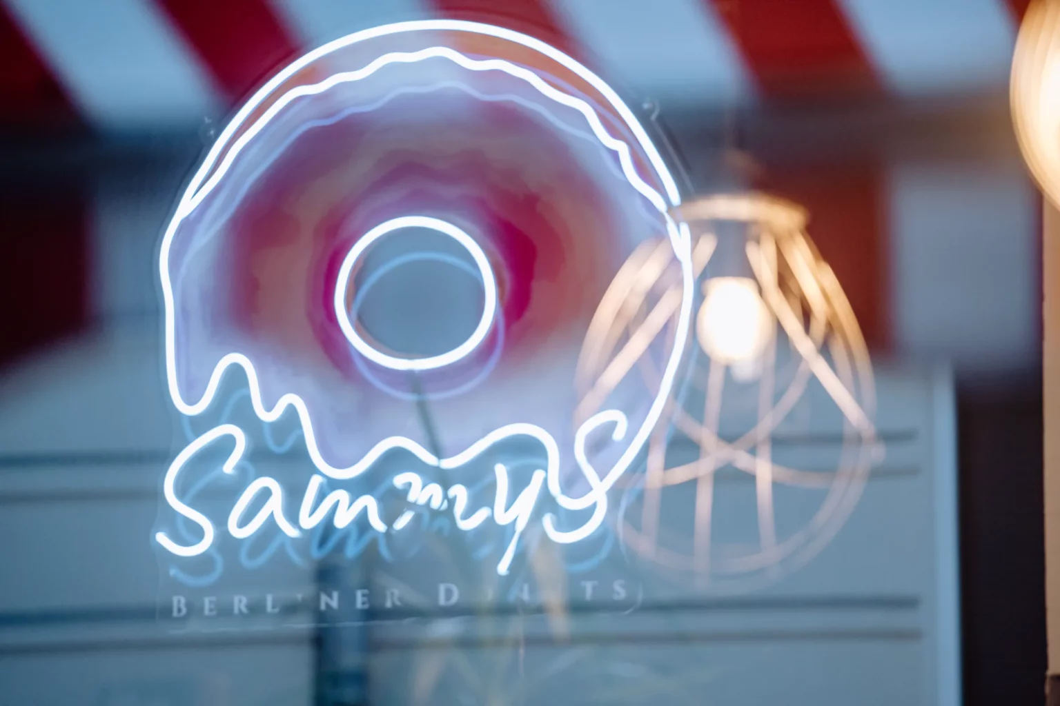 Sammys Berliner Donuts Logo spiegelt sich im Fenster