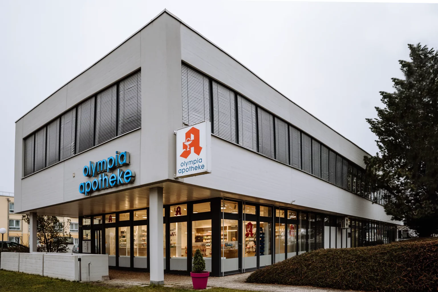 Außenaufnahme der Olympia Apotheke in Weilheim