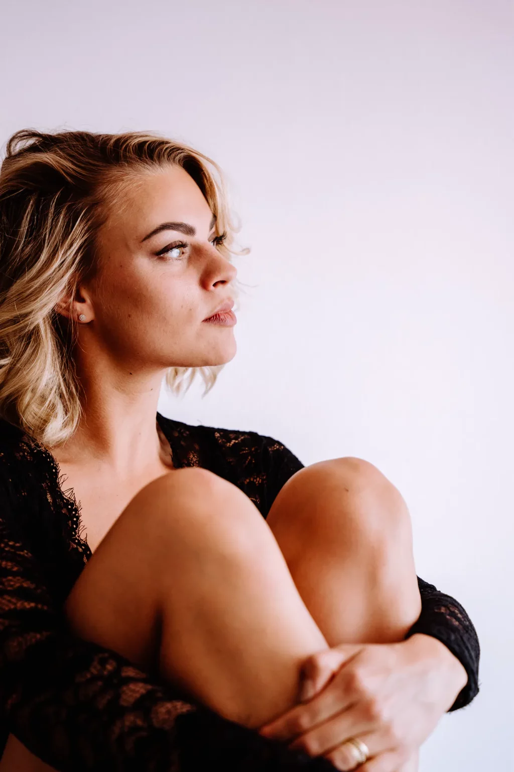 Verträumter Blick - Boudoir Fotos in meinem Fototsudio